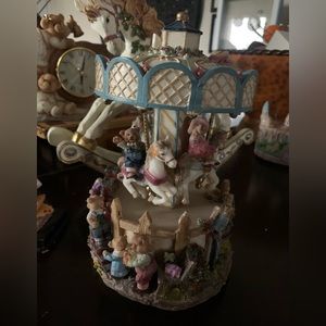 Wind-up marry go round